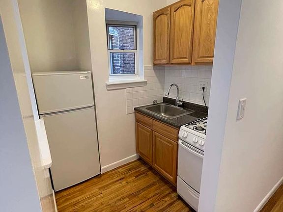 3rd image of 319 W 21st St APT 4A
