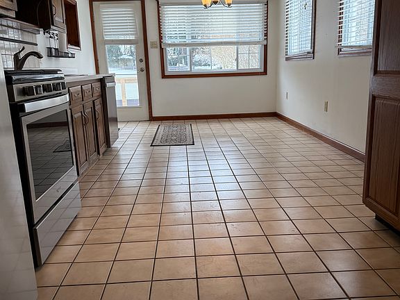 5th image of 944 Woodlawn St