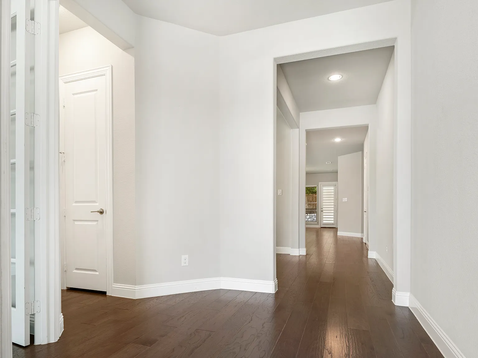 3 bed, 2.5 bath, 2215 sqft, $2,700 — Photo 2