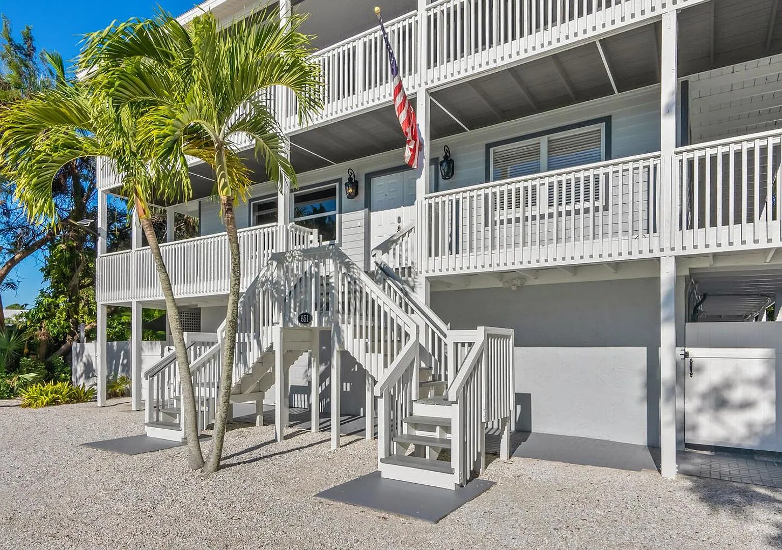Exceptional Key West-Style Waterfront Estate | Annual Lease on Siesta Key — Photo 2