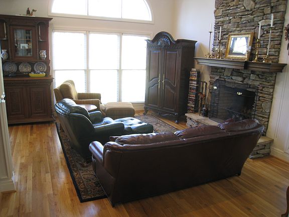 2nd image of 1071 N Shore Dr