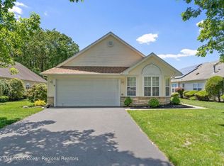 40 Skyline Dr, Lakewood, NJ 08701