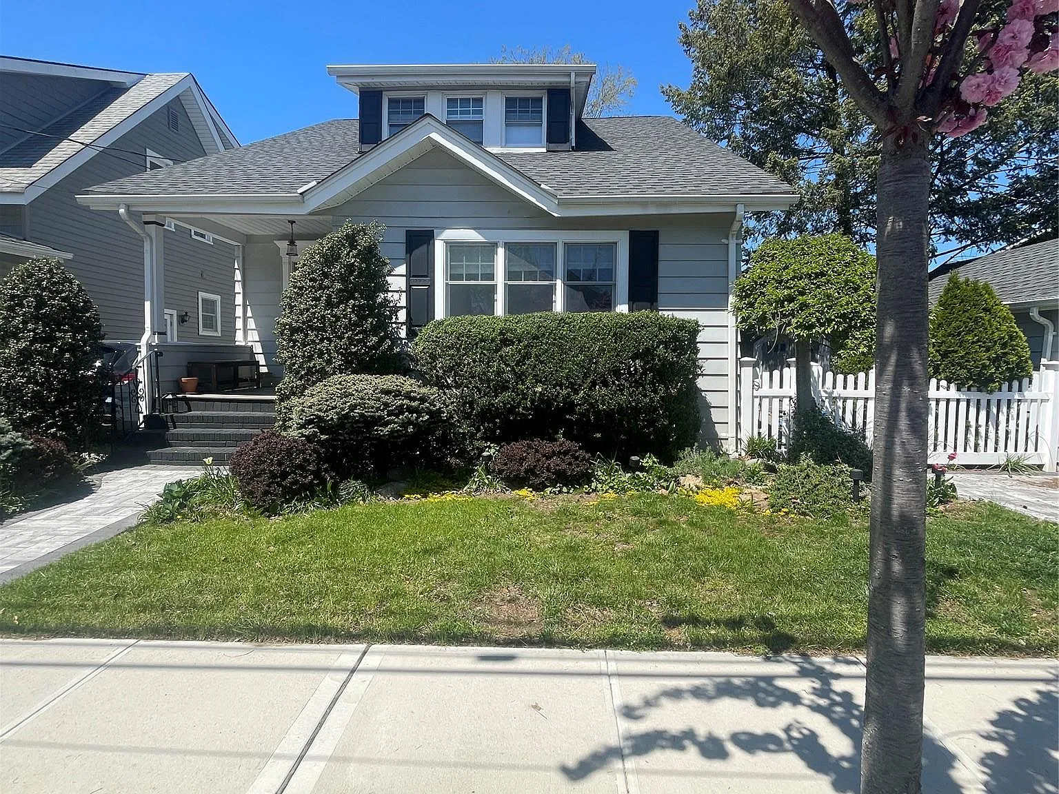 3 bed, 1.5 bath, 1537 sqft, $5,200 — Photo 1
