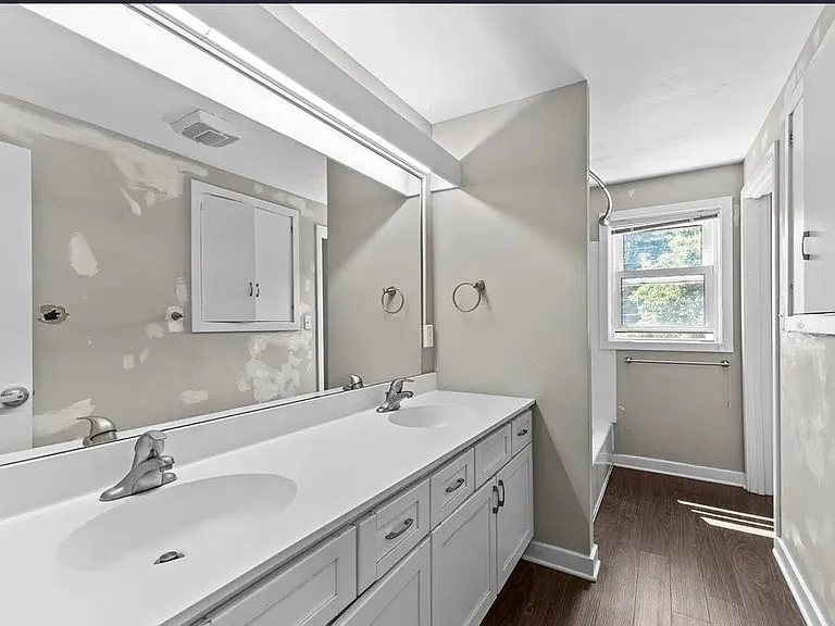 50 Fletcher Pl — Photo 2