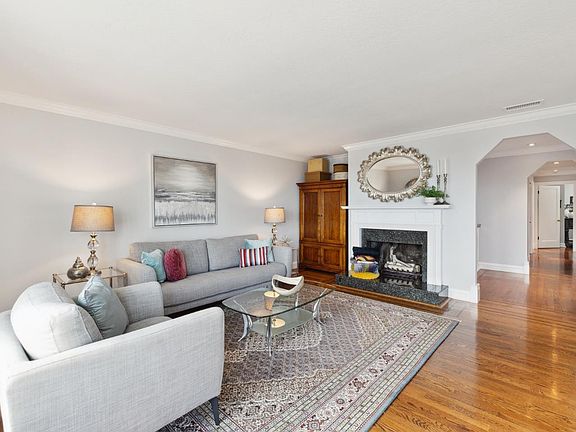 3rd image of 291 Hampshire Ct