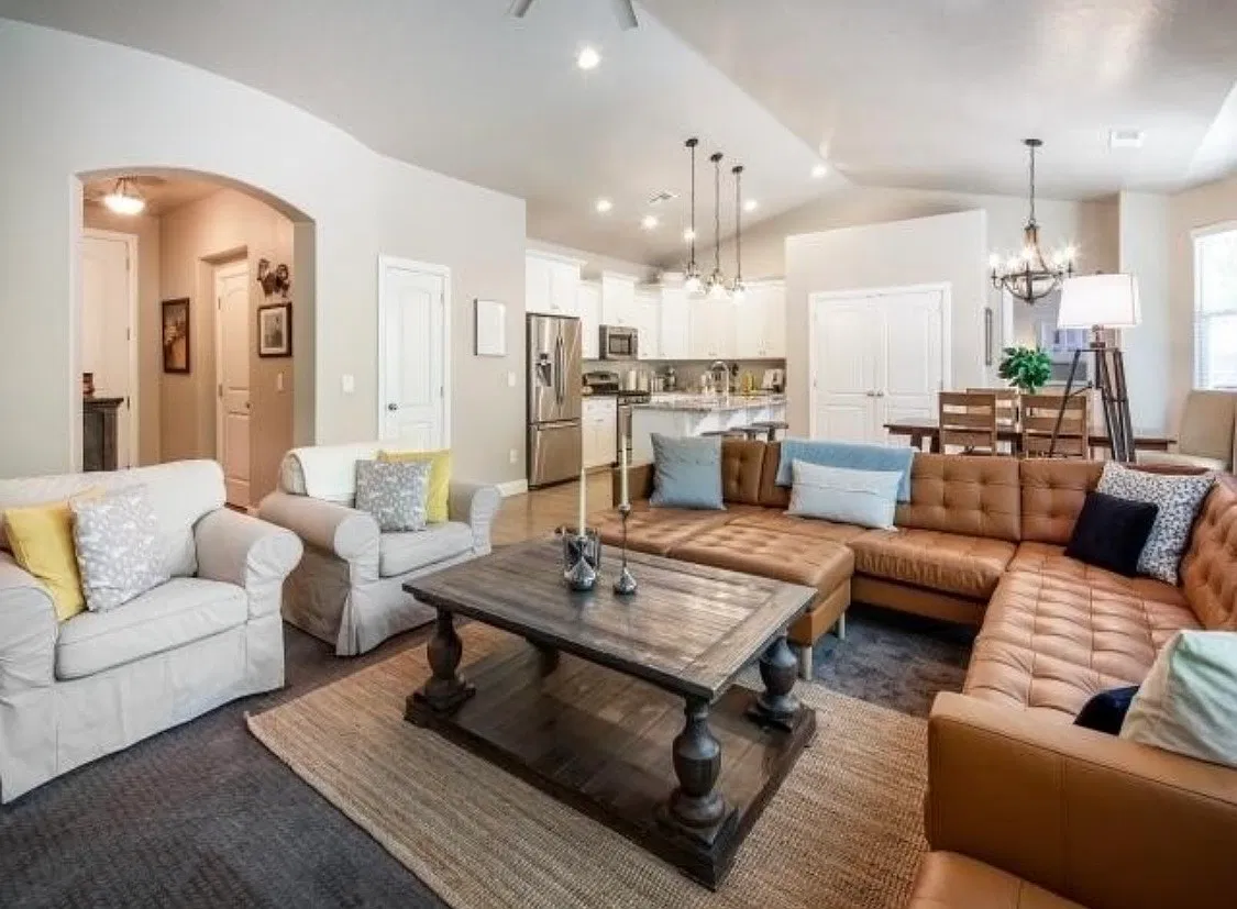 4 bed, 1954 sqft, $3,300 — Photo 2