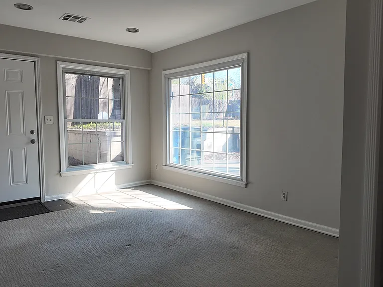 1251 E 31st Ct — Photo 26