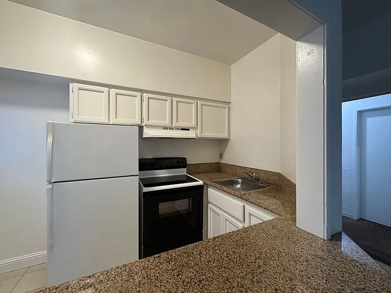 1204 P & 1601 12th St - The State House Apartments — Photo 5