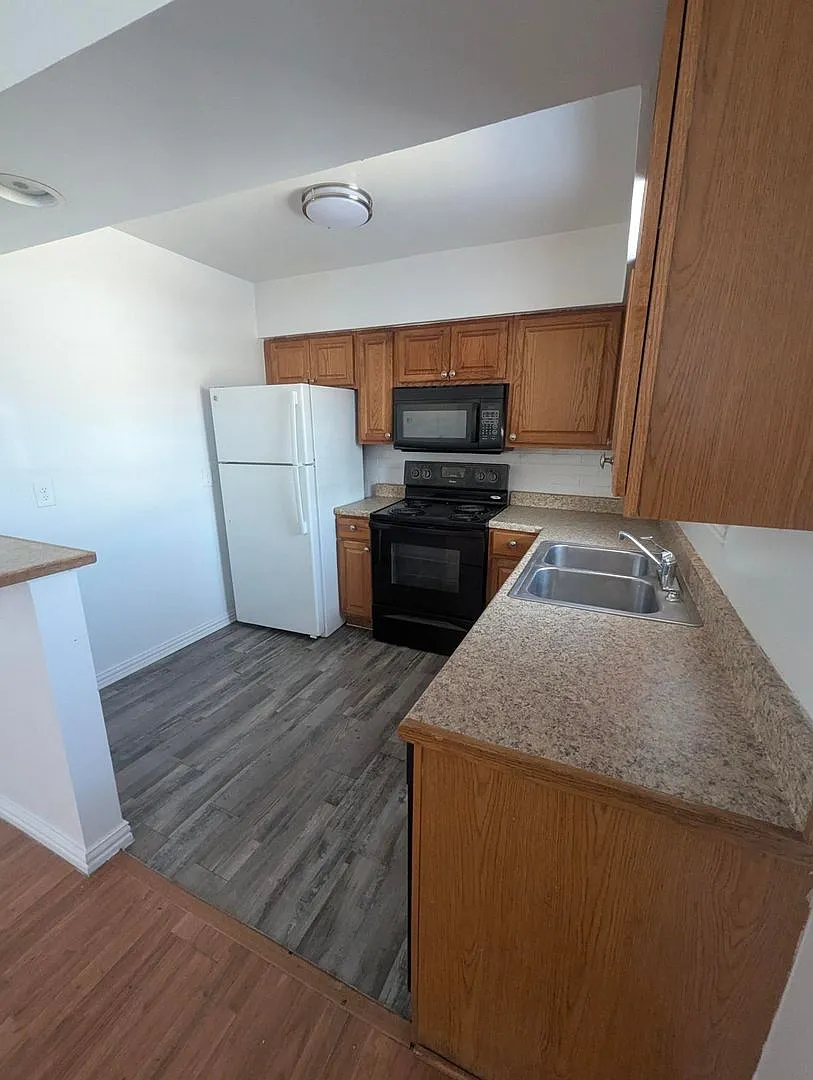 Large two bedroom units. Walk to everything. Move in Specials! — Photo 2