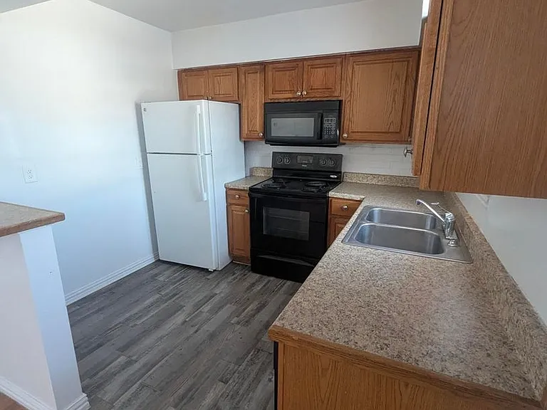 1728 N Fitzhugh Ave #205 — Photo 2