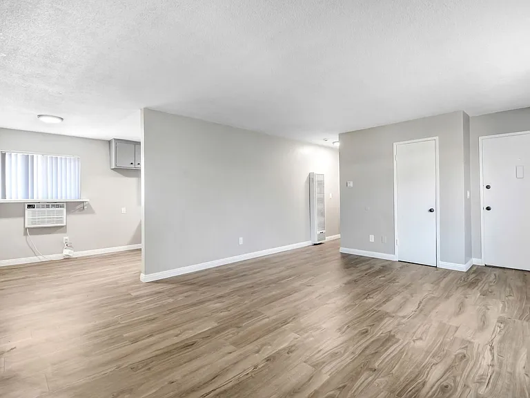 El Royale Apartments — Photo 3