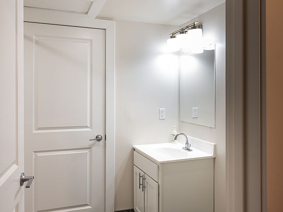 5th image of 212 W Roberts Ave #1