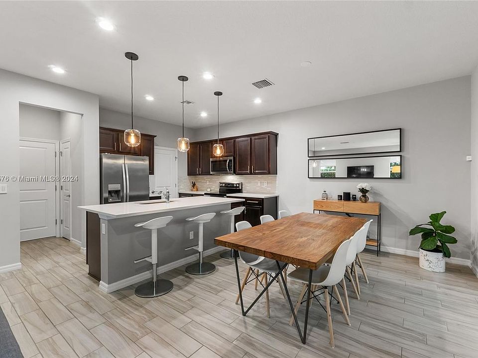 1st image of 931 Banyan Dr