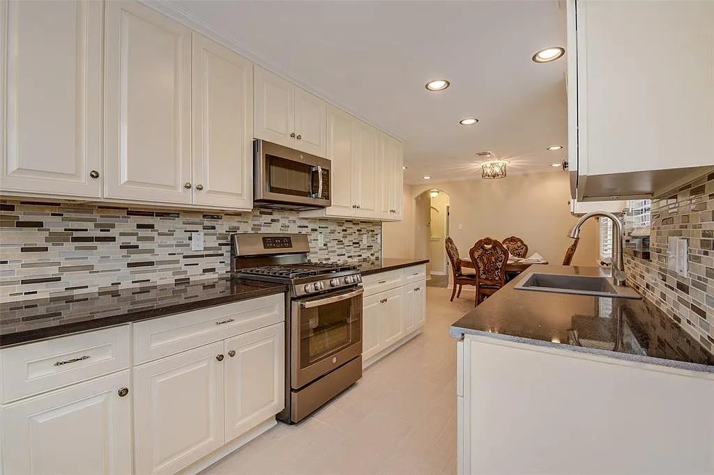 3 bed, 2.0 bath, 1276 sqft, $2,200 — Photo 1