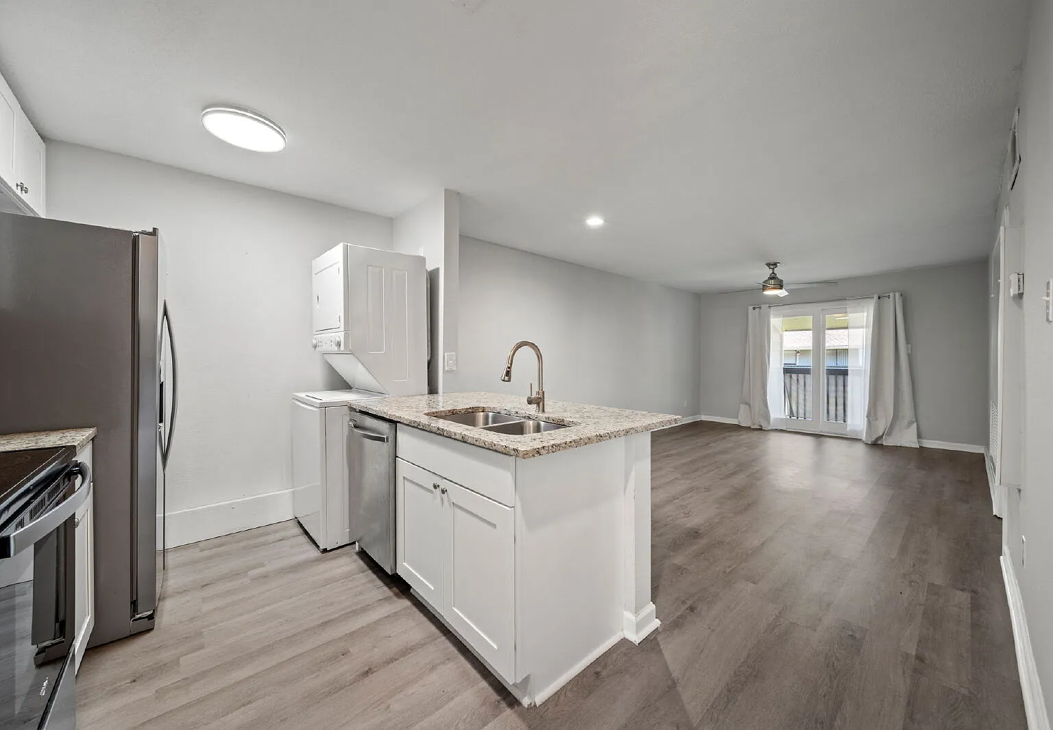 2 bed, 2.0 bath, 698 sqft, $1,200 — Photo 2