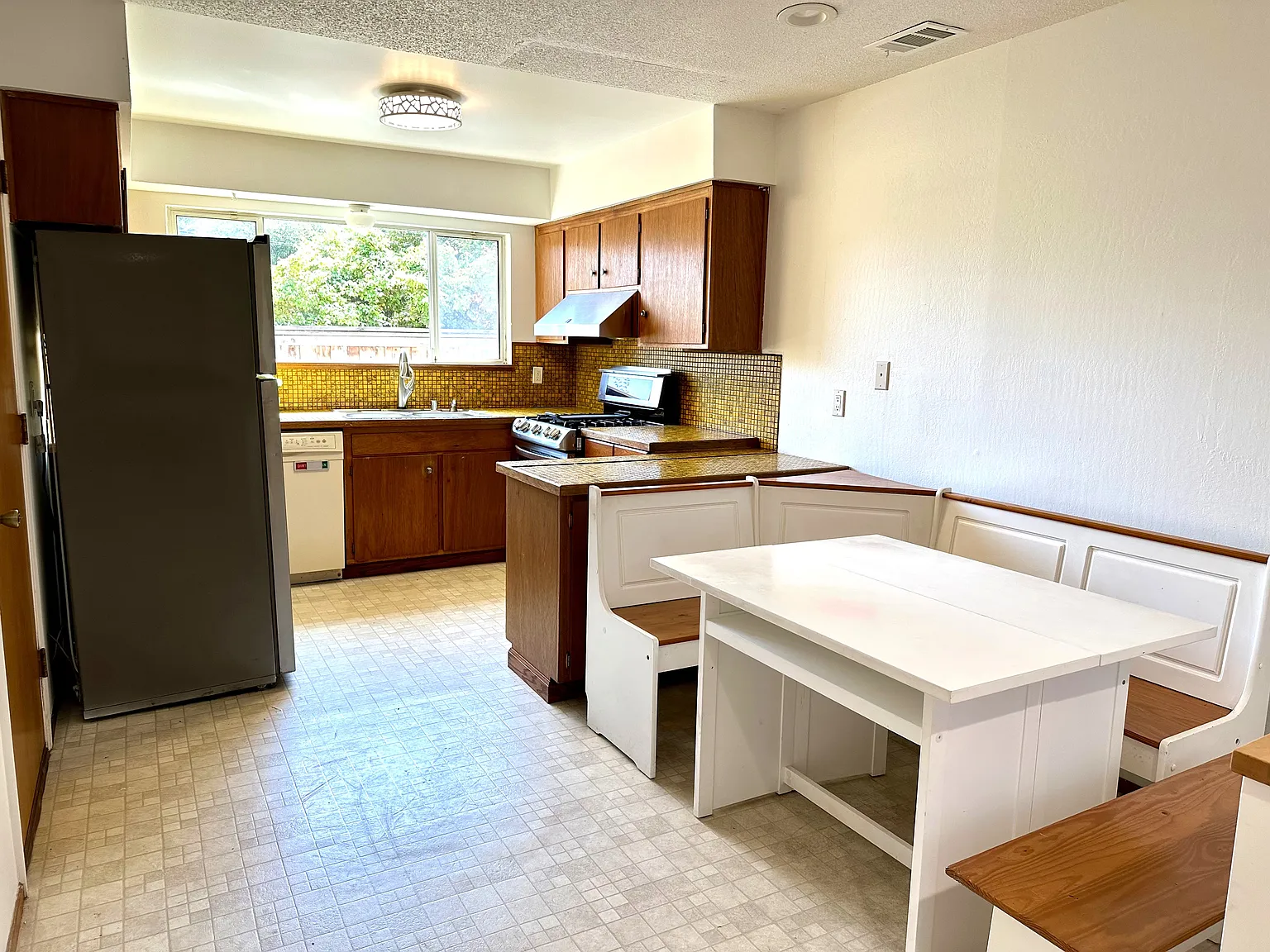 3 bed, 1213 sqft, $3,700 — Photo 3