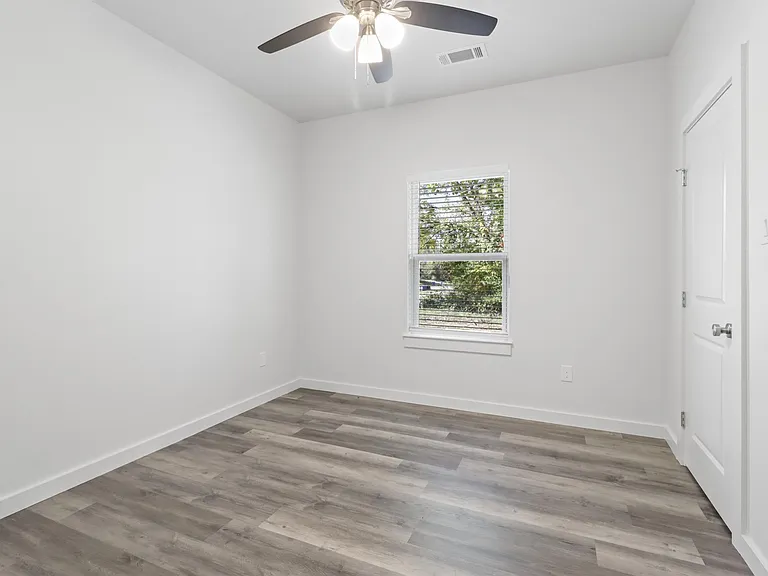 223 W Walker St — Photo 6