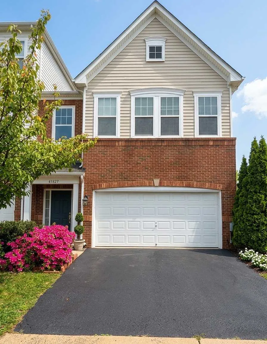 3 bed, 3.5 bath, 2481 sqft, $3,100 — Photo 1