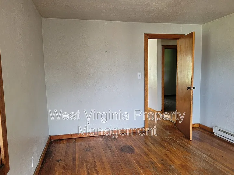 606 21st St W #B — Photo 4