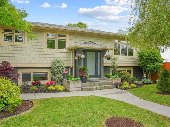 2112 Pentland Rd, Oak Bay, BC V8S 2W4