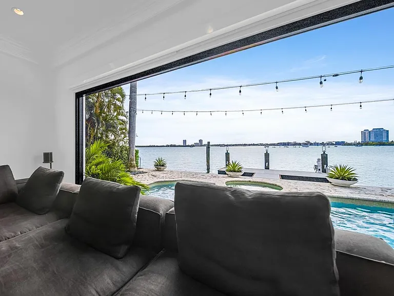 7500 Miami View Dr #SFH — Photo 2