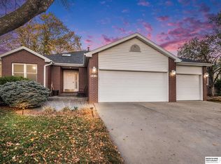 7210 Canyon Rd, Lincoln, NE 68516