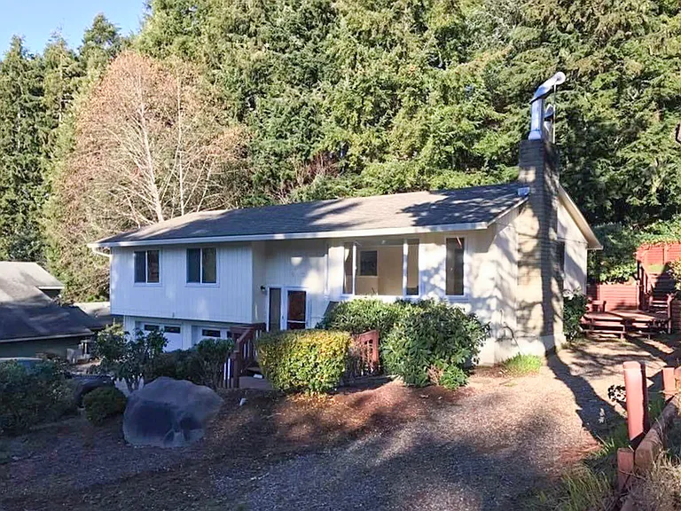 913 NE Lakewood Dr — Photo 1