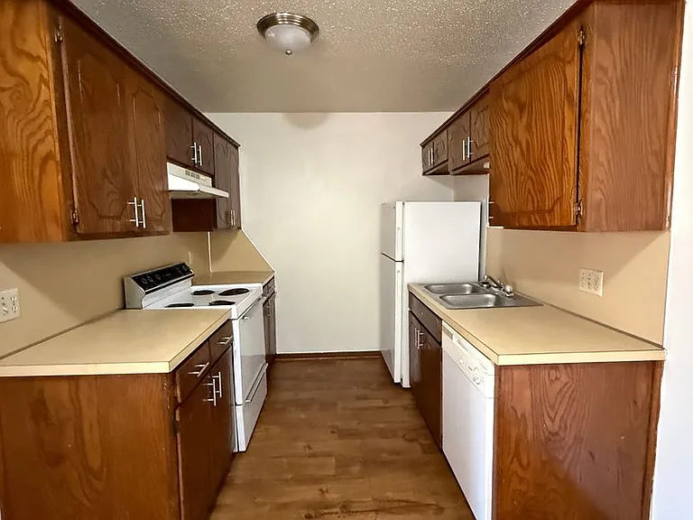 Fox Valley Apartments — Photo 29