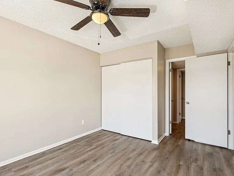 12th & Beach Apartments — Photo 27
