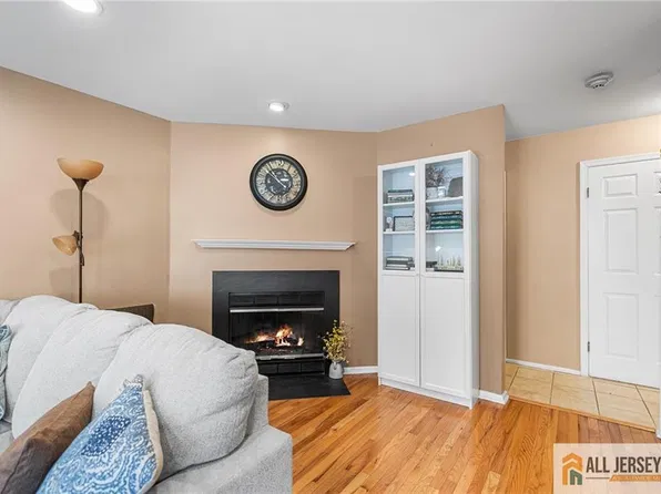 364 Bowler Ct, Piscataway, NJ 08854