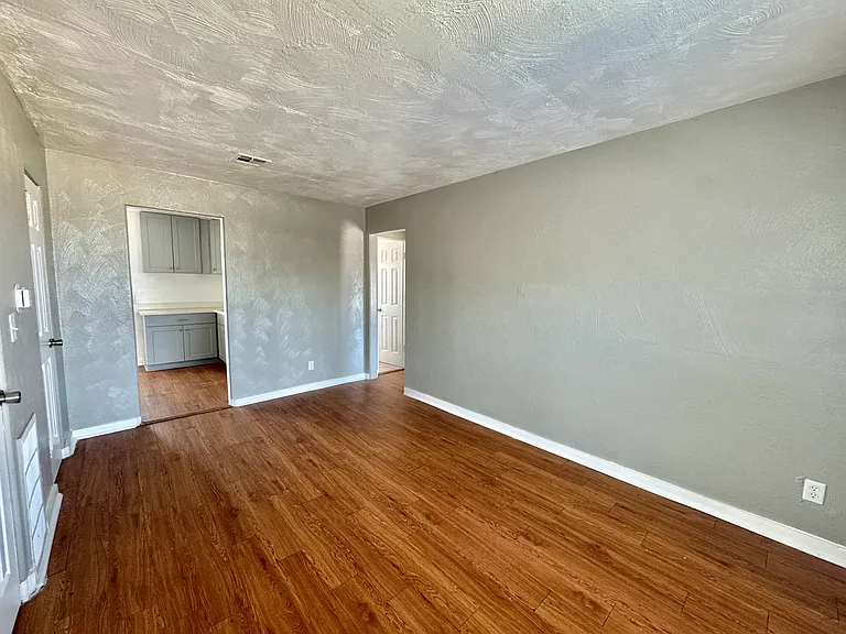 2034 NW 25th St #8 — Photo 2