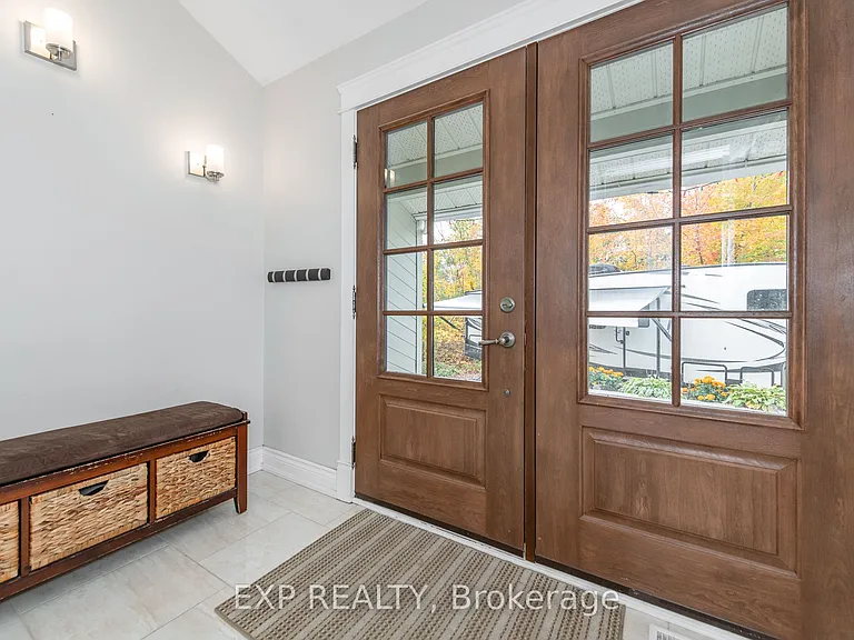 1238 Barnwell Cres — Photo 2
