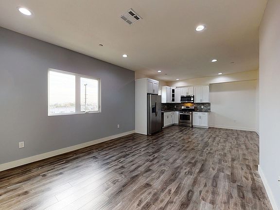 4th image of 3117 Raymond Ave #4