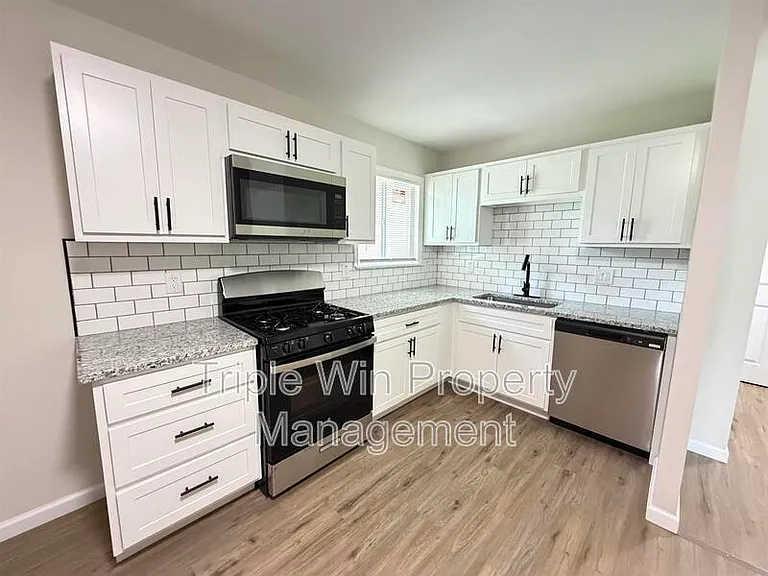 2245 Lindsay Ln — Photo 12