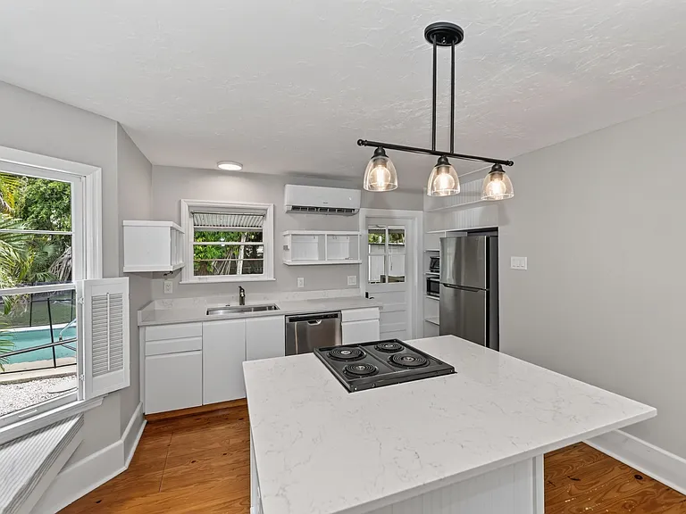 1010 Virginia Dr — Photo 6