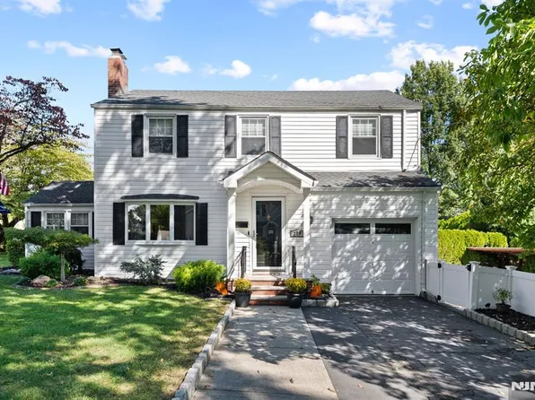 276 Greenway Ter, River Edge, NJ 07661