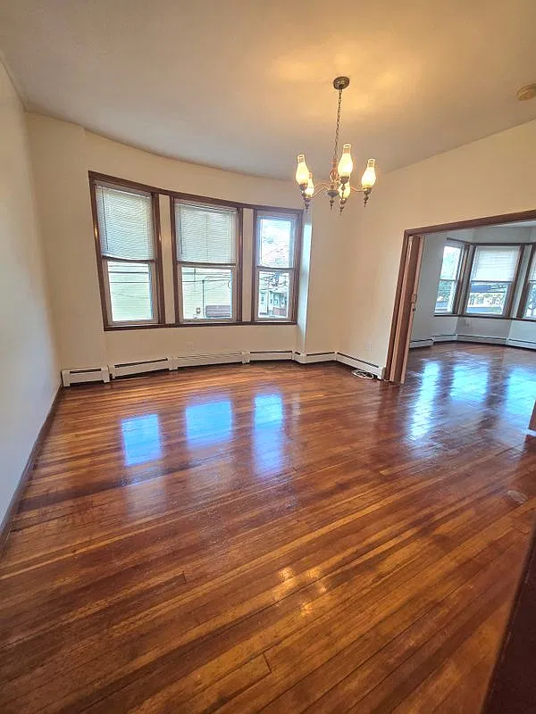 3 bed, 1.0 bath, 2016 sqft, $2,300 — Photo 4