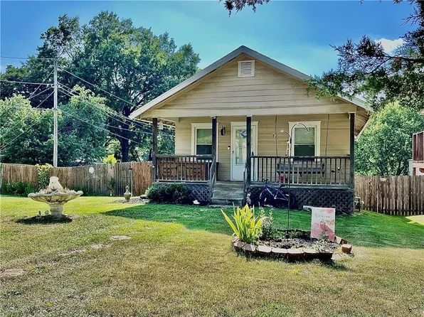 6702 S Elm St, Pleasant Valley, MO 64068