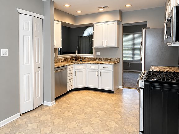 5th image of 23 Laurel Cir
