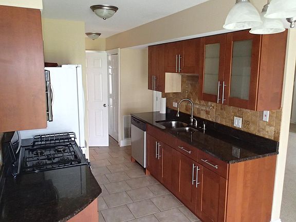 2nd image of 915 Jackson Ct