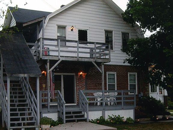 Rear / apartment entrance