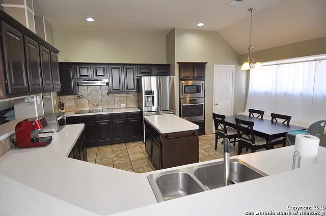 4 bed, 2.0 bath, 2331 sqft, $2,700 — Photo 3