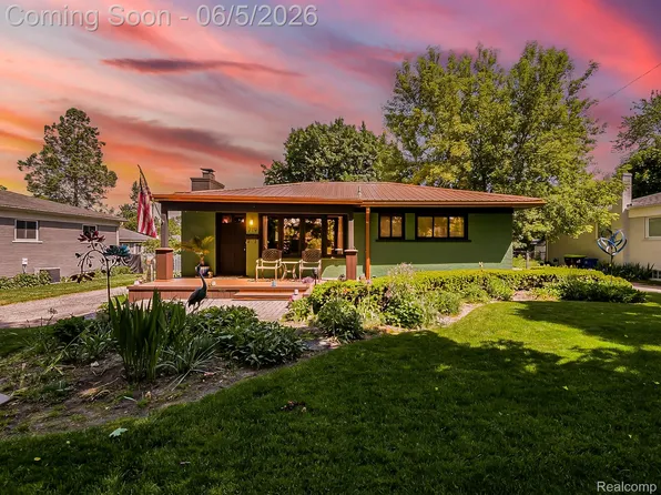 719 E Summit St, Milford, MI 48381