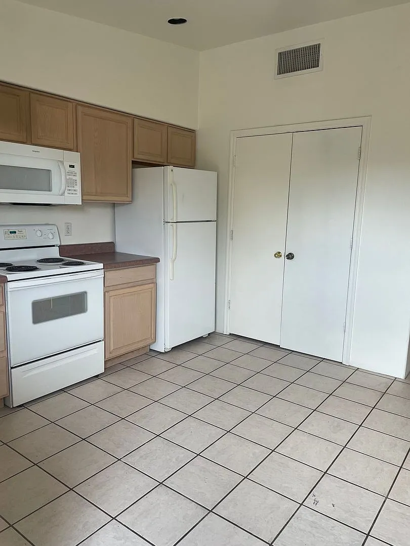 Coming Soon! Large 1 Bedroom 1 Bath Duplex! — Photo 4