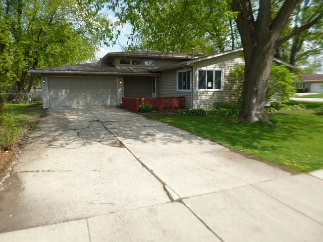 2023 Robert St photo 1