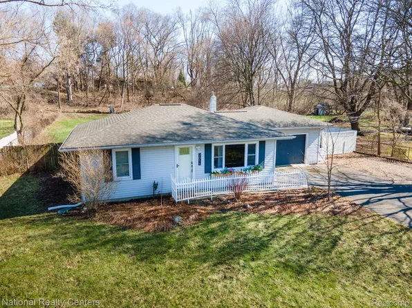 2654 Hatton Rd, Auburn Hills, MI 48326