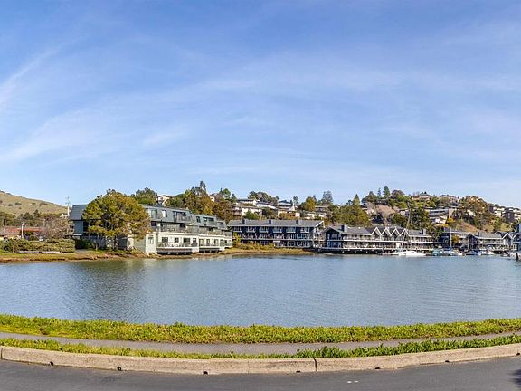 3rd image of 33 Greenwood Bay Dr