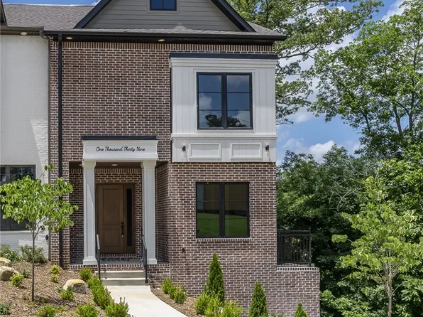 1039 NW A St, Bentonville, AR 72712