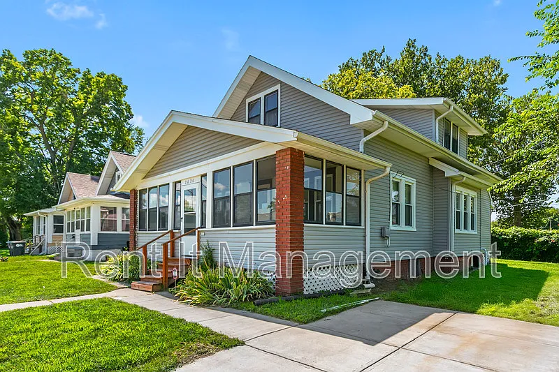 2 bed, 1.0 bath, 960 sqft, $1,300 — Photo 2