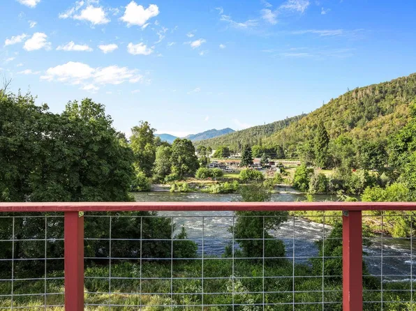 284 N 1st Ave, Gold Hill, OR 97525
